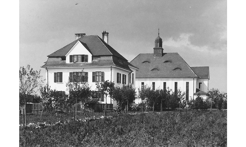 Die Evangelische Schule und Kirche in der Knechtlstraße. Errichtet während des 1. Weltkrieges. - 
