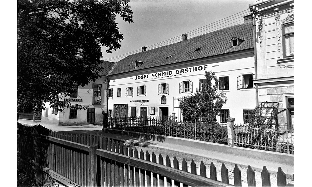 Das Gasthaus Schmid, später Czeny, in der Bahnhofstraße um 1938. Fotograf H. Haider - 