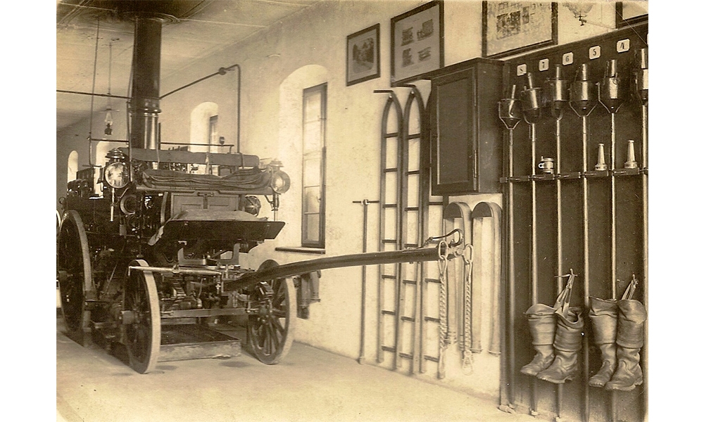 Zeughaus der Betriebsfeuerwehr ENDERLIN mit Dampfspritze 1921.