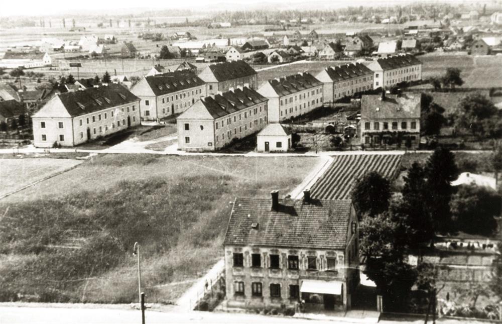 Der heutige Trauner Hauptplatz 1952.  Im Hintergrund die Häuser der Neuen Heimat, während des 2. Weltkrieges als Südtiroler Siedlung errichtet. - 