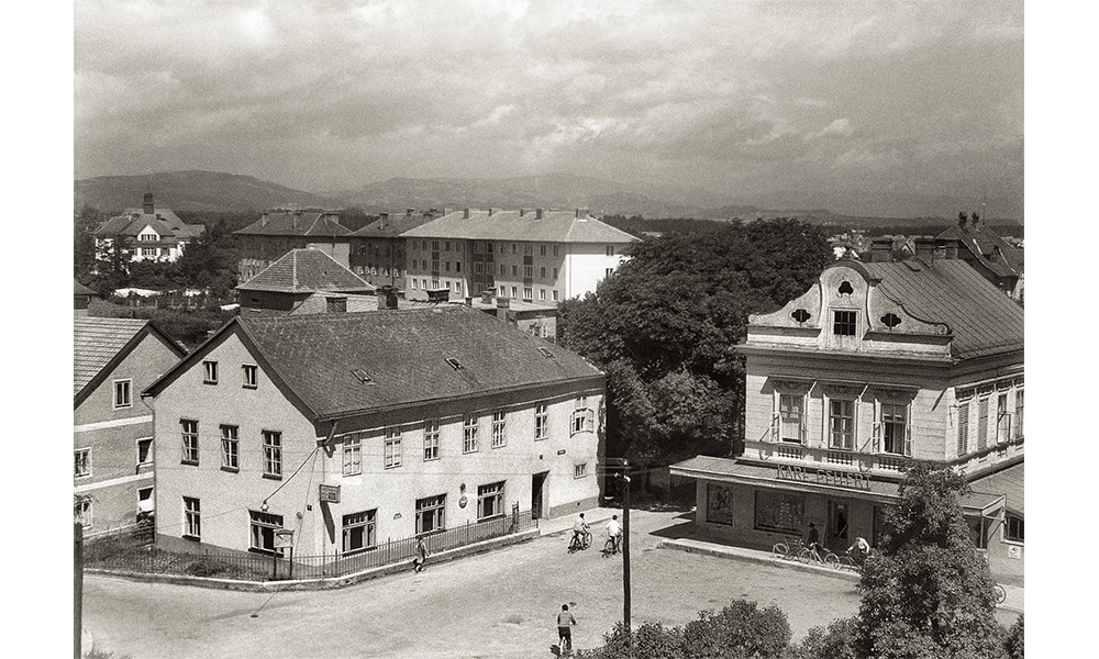 Links der heutige Almtalerhof, damals Schlackl vormals Mayr, rechts Kaufhaus Gellert in der Bahnhofstraße. - 