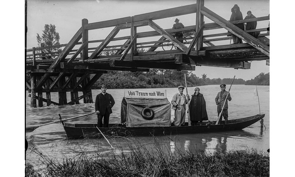 1930 Große Fahrt von Traun nach Wien mit einer Zille. Abfahrt unter der Holzbrücke. Foto H. Haider - 