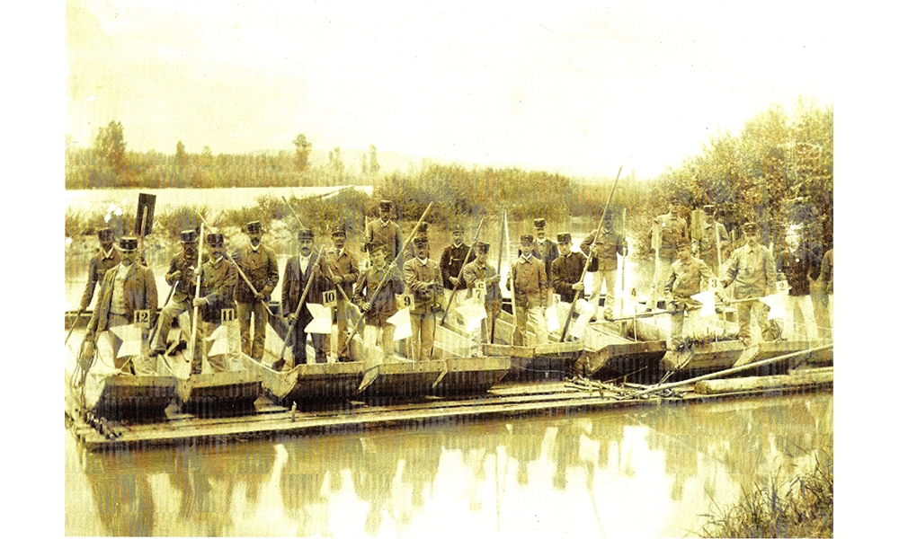 Wettfahrt der 1903 gegründeten  Trauner Wasserwehr am 3. Juli 1904. Die Strecke war etwa 5 km lang und wurde vom schnellsten Boot in 15 Minuten und 35 Sekunden zurückgelegt. - 