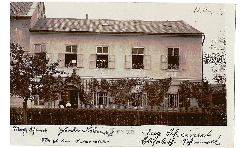 Die evangelische Privatschule in der Bahnhofstraße wurde 1851 errichtet und bis zum Neubau in der Knechtlstraße benützt. - 
