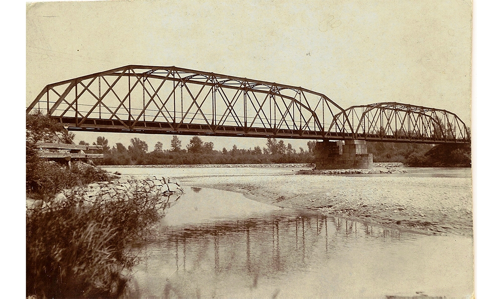 Die Eisenbahn Stahlbrücke über die Traun der Kremsthalbahn AG um 1900. Nach der Verstaatlichung 1906 wurde diese durch eine neue Brücke ersetzt. - 