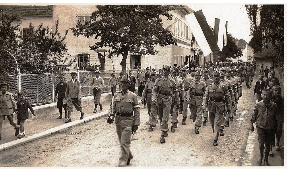 Der Heimwehraufmarsch in der Bahnhofstraße in den 1930er Jahren. - 