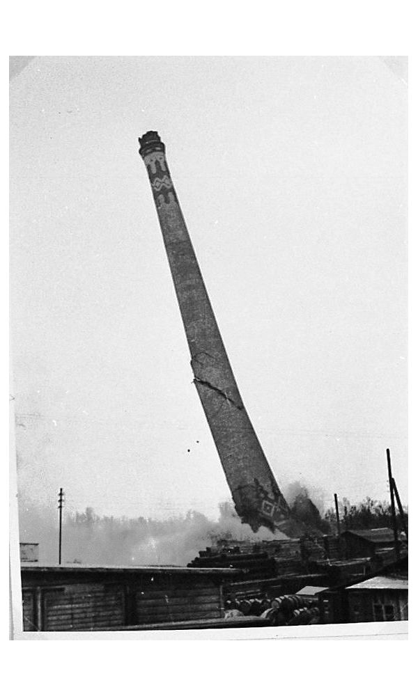 Um feindlichen Flugzeugen keinen Hinweis auf Industrie-Betriebe zu geben wurden die 1906 erbauten Kamine der Enderlin A G während des 2. Weltkrieges gesprengt. Fotograf Haider - 