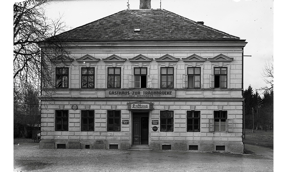 Das Gasthaus Zur Traunbrücke, damals noch unter dem Namen Dickbauer. Fotograf H. Haider - 