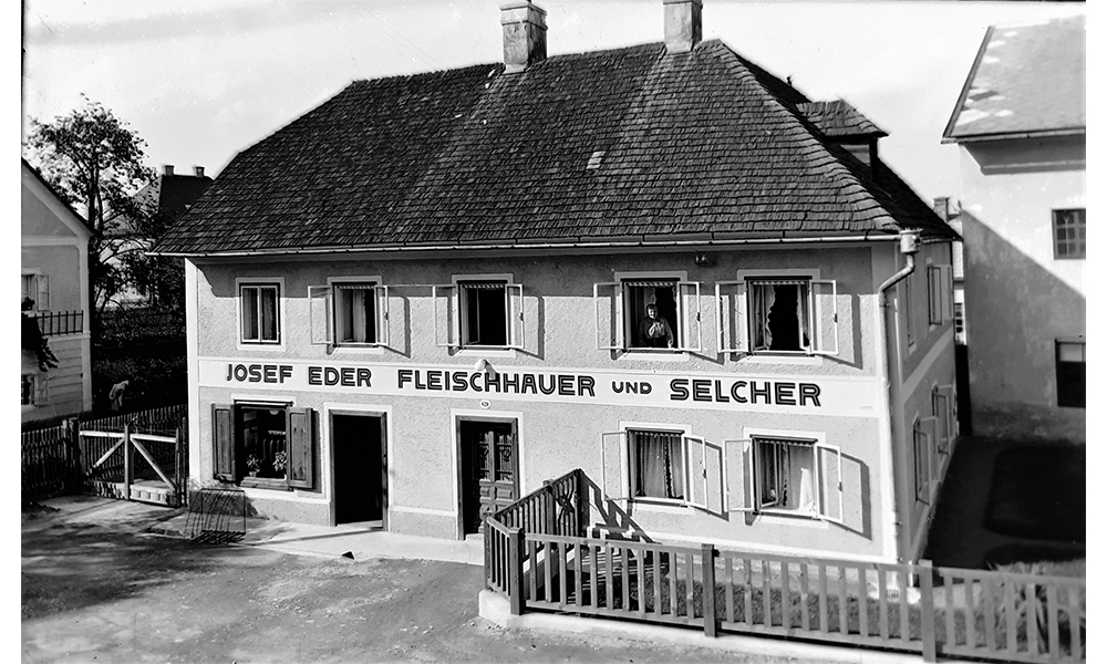 Der Fleischhauer und Selcher Josef Eder in der heutigen Christlgasse um 1935. Foto H. Haider - 