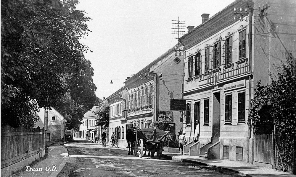 Bahnhofstraße in den 1930er Jahren. Rechts Bäckerei Höllhumer, im Leiterwagen wird Mehl angeliefert.