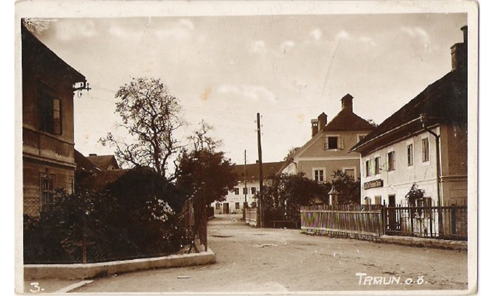 Blick in die Christlgasse, rechts Fleischhauerei Eder, gerade Gasthaus und Fleischhauerei Konrad.