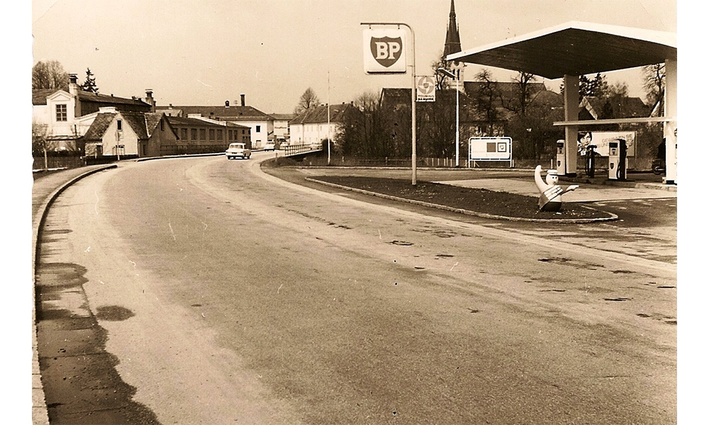 Kremstalbundesstraße mit BP Tankstelle gegenüber dem Schlosss.