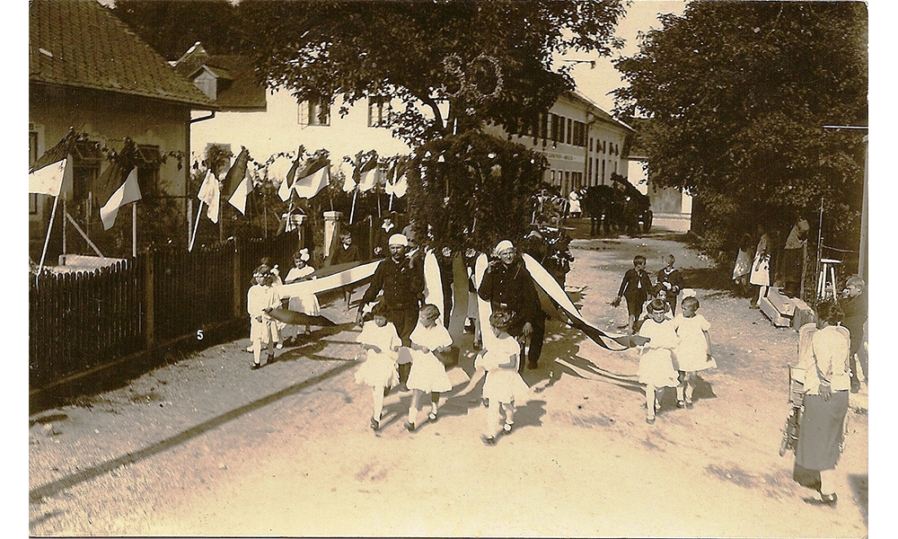 Festzug zum  50. jähr. Gründungsfest der FF Traun  2. September 1928.  Hier die Gruppe der Rauchfangkehrer Zdenek.