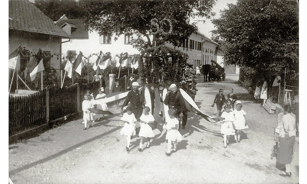 50. jähr. Gründungsfest d. FF Traun 1928. Festzug in der Christlgasse. Hier die Rauchfangkehrer Gruppe.
