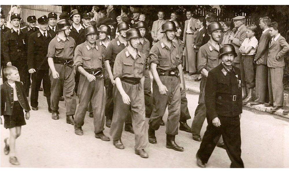 Die Gabler Betriebsfeuerwehr  mit Kommandant Max Franz beim Festzug 1952. Foto Haider