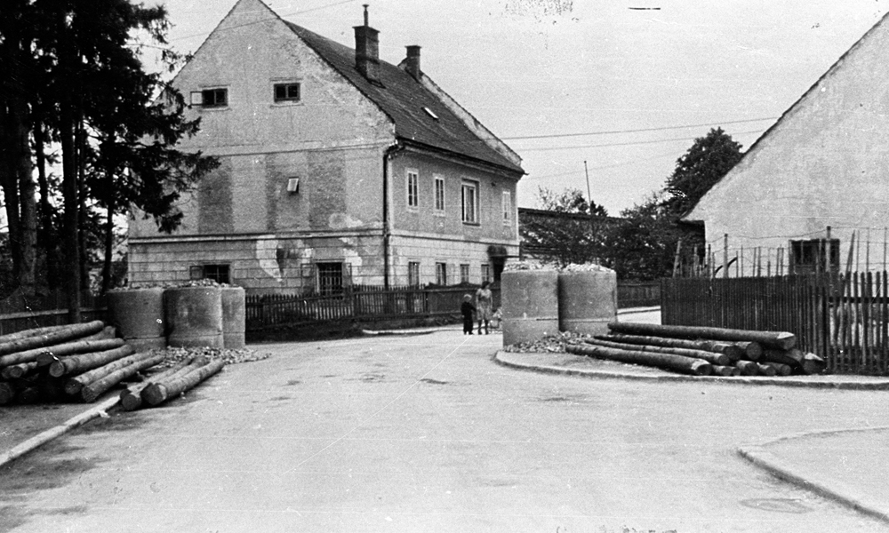 Panzersperren in der Bahnhofstraße