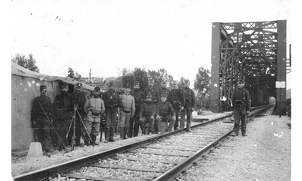 1914, am Beginn des 1. Weltkrieges, befürchtete man überall Spione und Attentate. Die Eisenbahnbrücke über die Traun  wurde bewacht