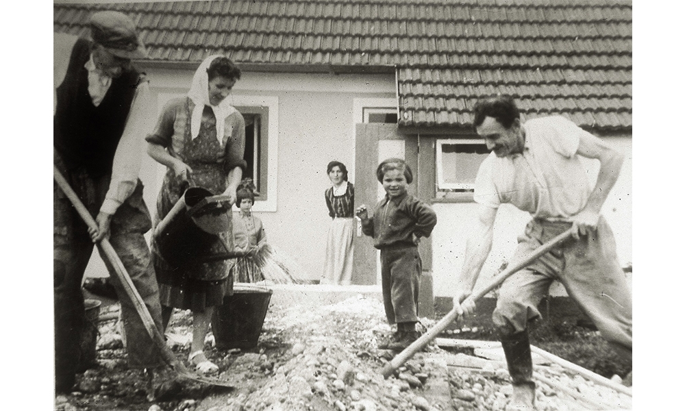 Nach dem 2. Weltkrieg wurden die Einfamilienhäuser zumeist in Eigenregie erbaut. Betonherstellung mit Schaufen und Gießkanne.