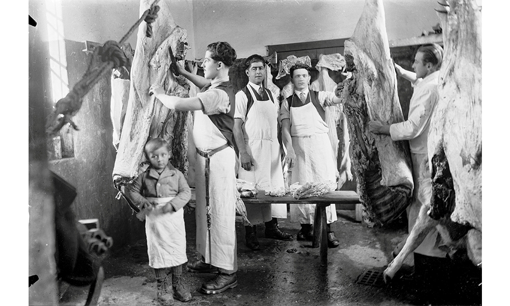 Fleischhauerei MAYRHOFER F in St. Martin um 1935. Die Fleischhauer schlachteten natürlich selbst und kauften bei örtlichen Landwirten. Foto Haider