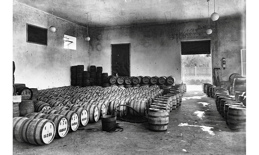 Die Fassbinderei der Obstessigfabrik Enenkel auf dem Gelände der ehemaligen Zeugdruckerei Enderlin 1941. Foto Haider