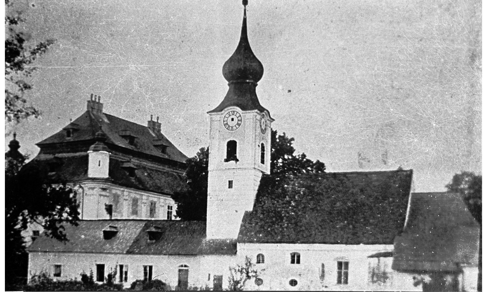 Die Schlosskapelle war die Pfarrkirche der Pfarre Traun. Nach dem Bau der heutigen Stadtpfarrkirche wurden 3 Wohnungen von Enderlin Arbeitern eingebaut.