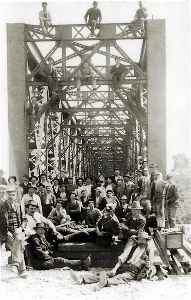 Mit der Übernaheme der privaten Kremsthalbahn Ag durch die K u K Staatsbahnen1906, wurde eine neue Traunbrücke errichtet.