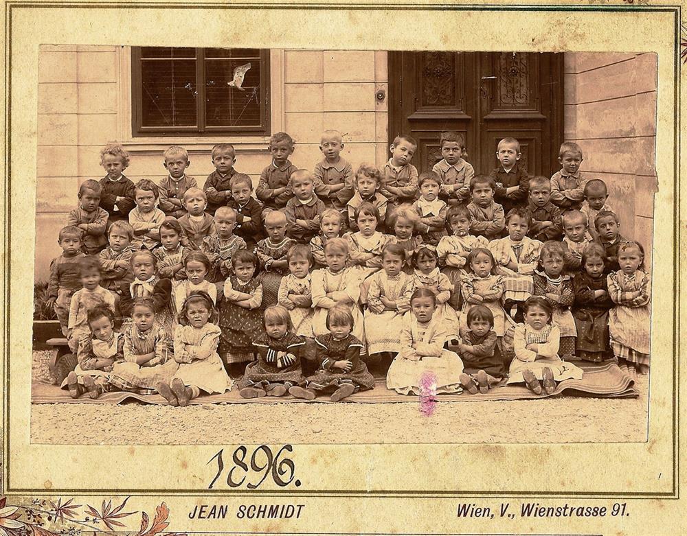 1. Schulstufe der Volksschule Traun vor dem Kindergartengebäude 1896