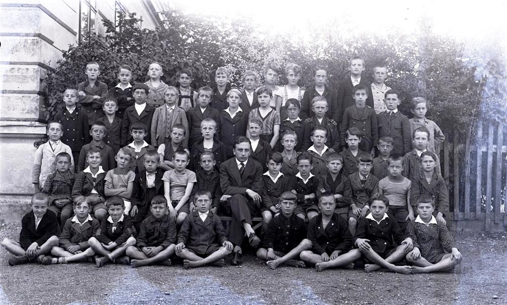 4. Klasse der Knabenvolksschule Traun mit Oberlehrer Maier, 1930. FOTO Haider
