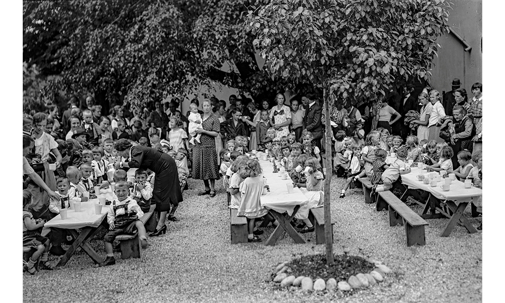 40jähriges Bestansjubiläum des Kinderheimes 1935. Die Amstaltskinder erhalten ein Essen. Fotograf Haider.