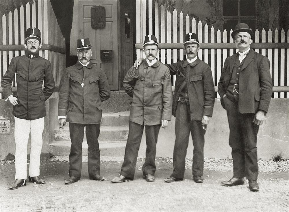 Die Bediensteten der Post in Uniform vor dem Postamt in der Bahnhofstraße. Aufgenommen am 7. Juni 1914.