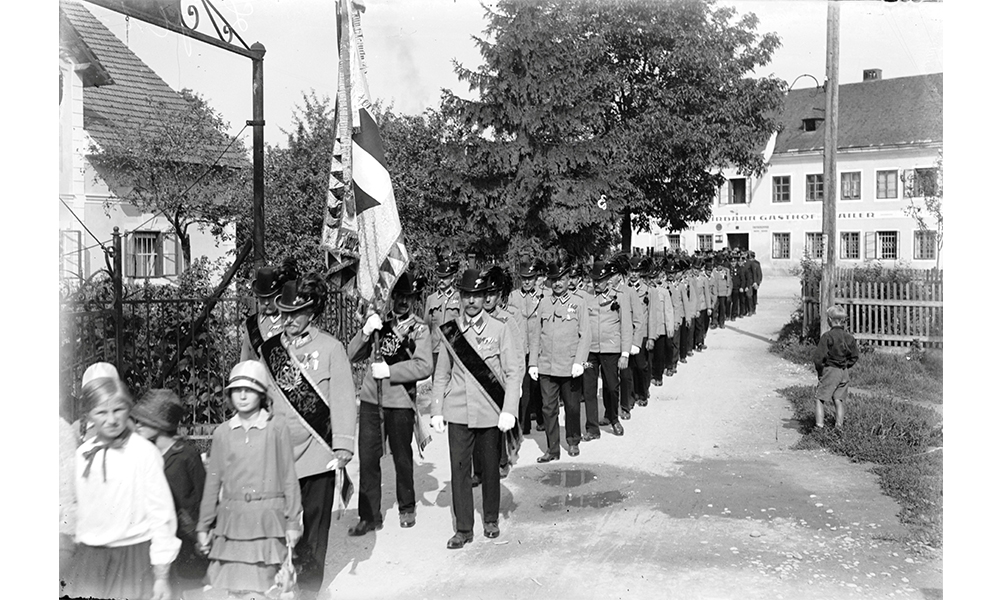 Der Militär-VETERANENVEREIN bei einem Aufmarsch Anfang der 30er Jahre  in der Christlgasse. Fotograf Haider