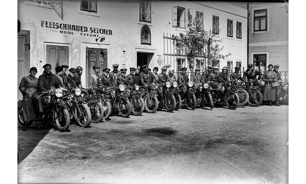 Österr. Touringklub Traun vor dem Gasthaus Czerny.  Bereit zur Frühlingsausfahrt 1937.  Foto Haider